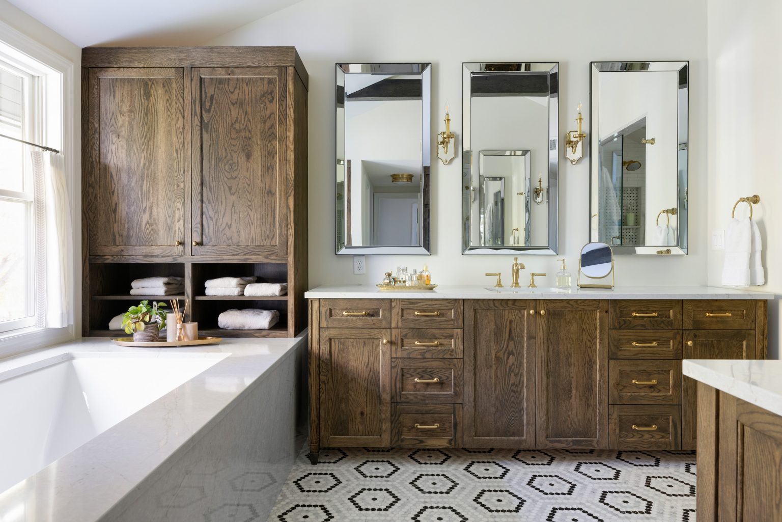 The North Shore Secret to a Stunning, Clutter-Free Minimalist Bathroom
