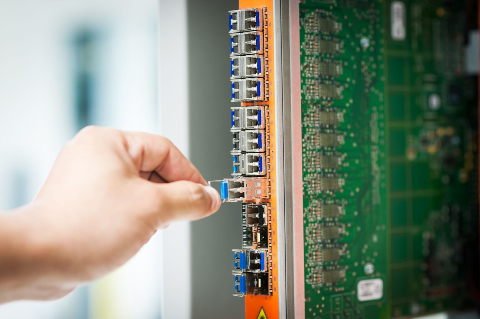 Bridging Power and Performance in High-Availability Data Center Environments